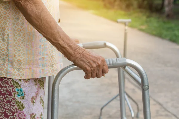 Asiatico vecchia donna in piedi con le mani su un bastone da passeggio, mano — Foto Stock