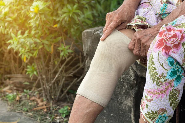 Asiatico Anziani o donna anziana che indossa il supporto ginocchio o — Foto Stock