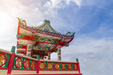 Büyük Üçlü Çin Tapınağı. Guanyin heykeli ve göğü.