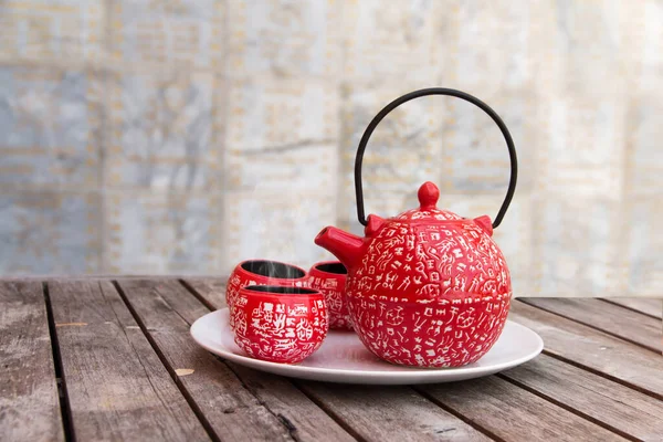 Set de frenos de té, tazas rojas de té caliente en la mesa de madera — Foto de Stock