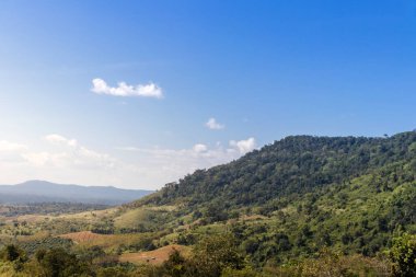Sabahleyin Khao Kho Phetcha 'da dağ ve sis manzarası.