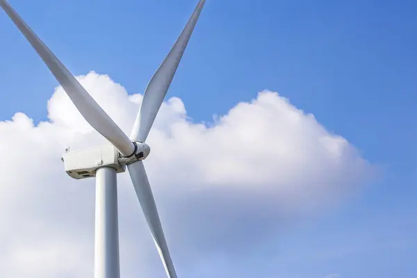 Encerrado turbina eólica gerando eletricidade no céu azul com c — Fotografia de Stock