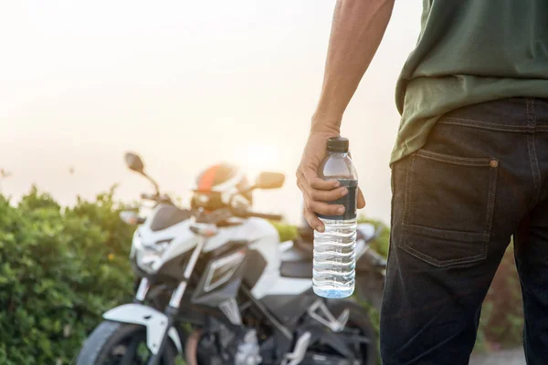 Tenuta Mano Bottiglia Acqua Con Grande Sfondo Bici Vacanze Estive — Foto Stock