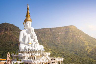 İnanılmaz Wat Phra Pha Son Kaew Tapınağı, Khao Kho, Phetchabun, Tayland, Tayland 'da kültür sanatının zirvesi
