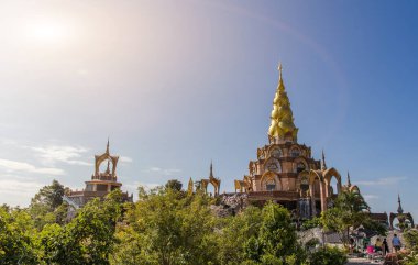 İnanılmaz Wat Phra Pha Son Kaew Tapınağı, Khao Kho, Phetchabun, Tayland, Tayland 'da kültür sanatının zirvesi