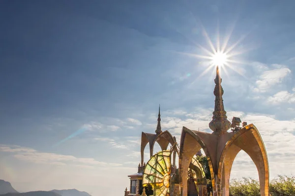 Increíble Wat Phra Que Pha Son Kaew Templo Khao Kho — Foto de Stock