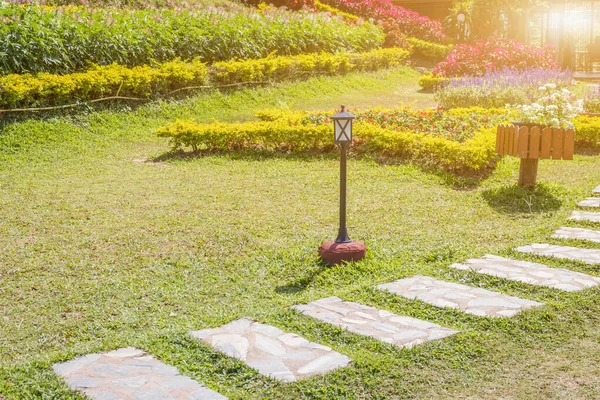 装飾庭園 景観と小さな庭の美しいコーナー — ストック写真