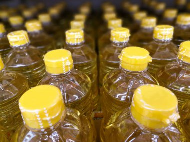 iyi healt için sağlıklı gıda yapmak için süpermarket malzeme raflarda bitkisel yağ satır yığını birçok şişe