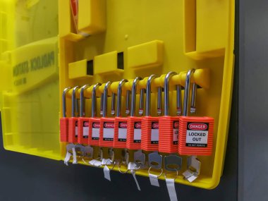 İşlem için kırmızı anahtar kilidi ve etiketi elektrik kesiği, elektrik giriş etiketi ou için geçiş etiketleri numarası