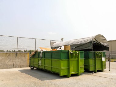 Cam, kağıt, plastik, metal ve atık tasnif planı gibi atıkları ayırmak için büyük geri dönüşüm kutuları