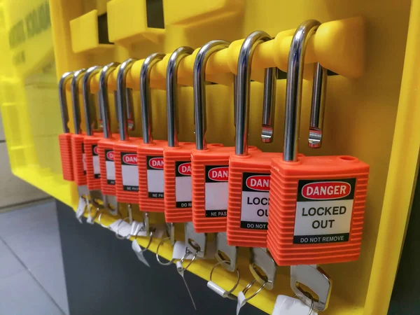 İşlem için kırmızı anahtar kilidi ve etiketi elektrik kesiği, elektrik giriş etiketi ou için geçiş etiketleri numarası