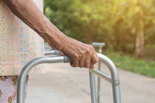 Asiatico Vecchia Donna Piedi Con Mani Bastone Passeggio Mano Vecchia — Foto Stock