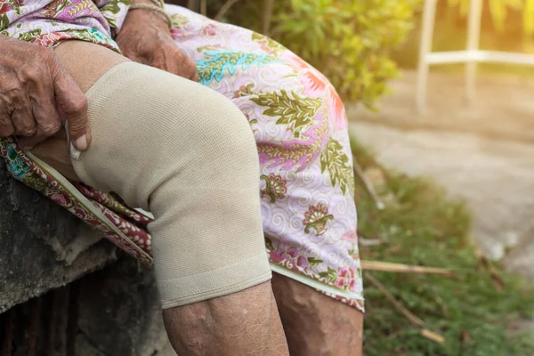 Anziani Asiatici Anziani Che Indossano Supporto Del Ginocchio Cinghia Del — Foto Stock