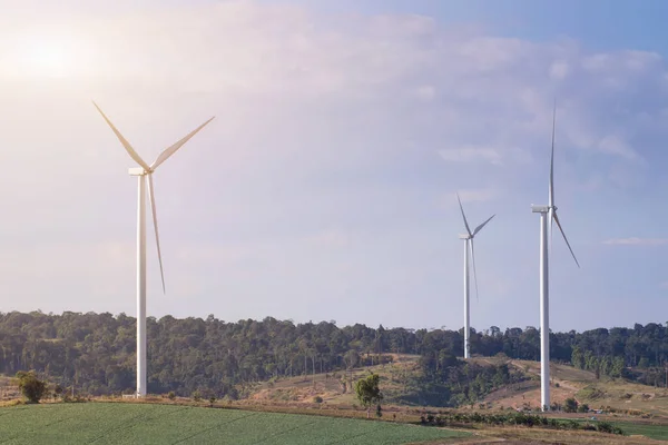 Fazenda Turbinas Eólicas Paisagem Montanhosa Contra Céu Azul Com Fundo — Fotografia de Stock