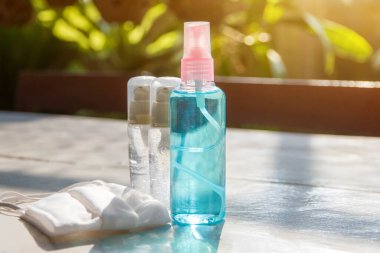 Masadaki alkol, alkol ve cerrahi maske el temizliği, bakteri, korona virüsü ve bakteri temizleme sabunu için.