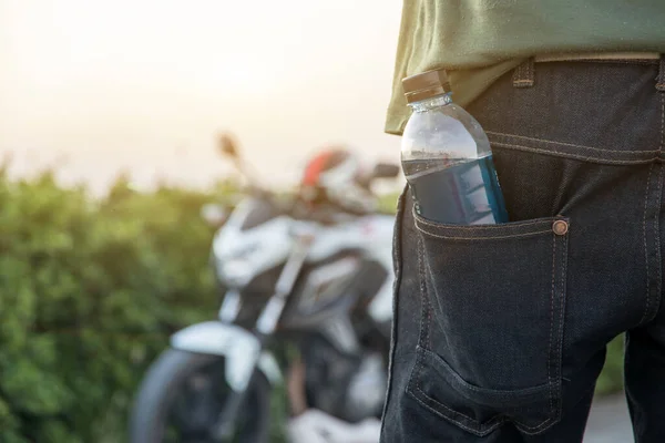 Tenuta Mano Bottiglia Acqua Con Grande Sfondo Bici Vacanze Estive — Foto Stock