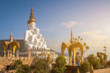 İnanılmaz Wat Phra Pha Son Kaew Tapınağı, Khao Kho, Phetchabun, Tayland, Tayland 'da kültür sanatının zirvesi