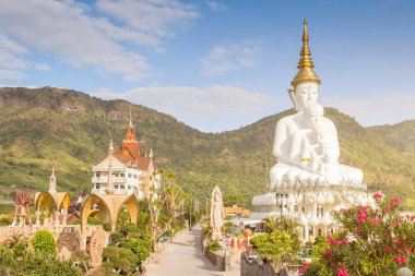 İnanılmaz Wat Phra Pha Son Kaew Tapınağı, Khao Kho, Phetchabun, Tayland, Tayland 'da kültür sanatının zirvesi
