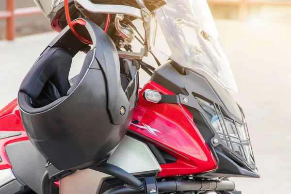 Motorradhandschuhe Und Schutzhelm Hängen Zur Sicherheit Auf Dem Vordersitz Des — Stockfoto