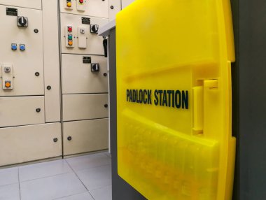 İşlem için kırmızı tuş kilidi ve etiketi sarı, elektriği kesme, elektrik günlüğü çıkış etiketi u u u için anahtar numarası