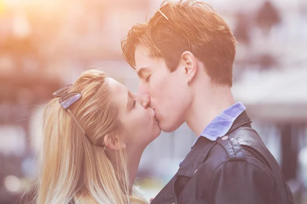 Young Couple Tenderly Kissing Outdoors Street — Stock Photo, Image