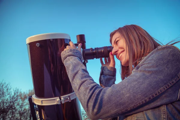 Astronomik Teleskop Tutarak Gökyüzüne Bakarak Genç Kadın — Stok fotoğraf