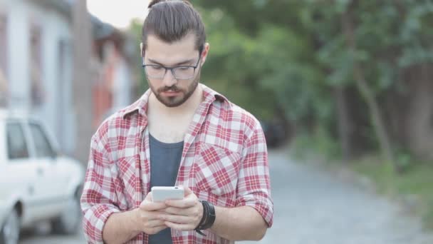 Άνθρωπος Νεαρός Hipster Χρησιμοποιώντας Smartphone Στην Οδό — Αρχείο Βίντεο
