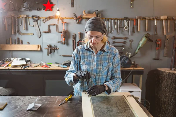 Carpintero trabajando en la madera vieja en un taller retro vintage . — Foto de Stock