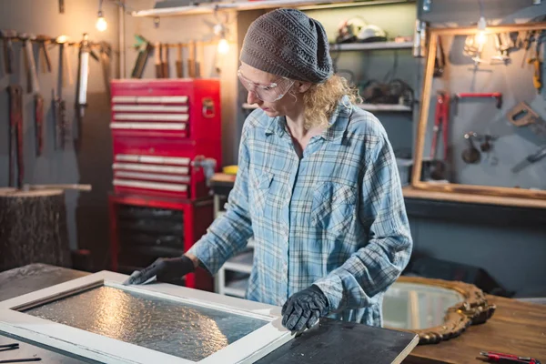 Carpenter working on the old wood in a retro vintage workshop. — Stock Photo, Image