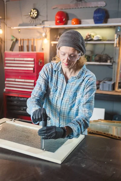 Carpintero trabajando en la madera vieja en un taller retro vintage . — Foto de Stock