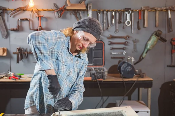 Carpenter working on the old wood in a retro vintage workshop. — Stock Photo, Image