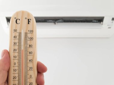 Termometre ve sıcaklık modern hava koşullarıyla ölçülüyor 