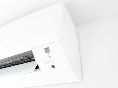 Modern havalandırma ünitesi oturma odasının içinde beyaz bir duvarda.