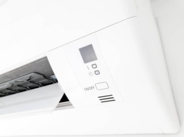 Modern havalandırma ünitesi oturma odasının içinde beyaz bir duvarda.