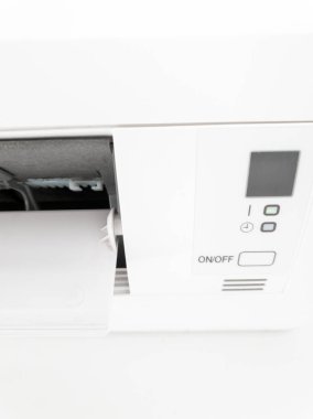 Modern havalandırma ünitesi oturma odasının içinde beyaz bir duvarda.