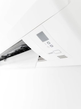 Modern havalandırma ünitesi oturma odasının içinde beyaz bir duvarda.