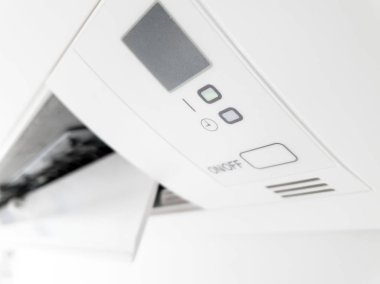 Modern havalandırma ünitesi oturma odasının içinde beyaz bir duvarda.