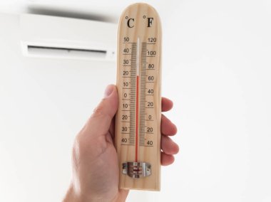 Termometre ve sıcaklık modern hava koşullarıyla ölçülüyor 