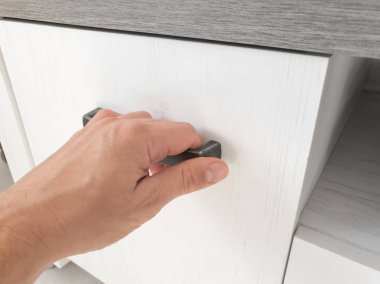 Dolabın mobilya kapısını tutan / açan / kapatan.