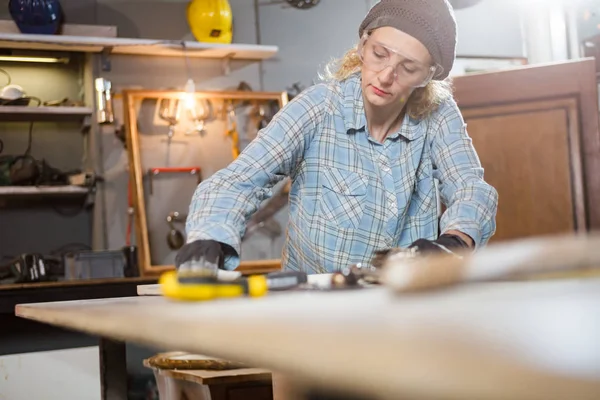 Carpintero trabajando en la madera vieja en un taller retro vintage . — Foto de Stock