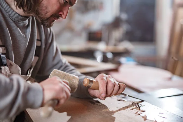 Tischler, der in einer Retro-Werkstatt an einem alten Holz arbeitet. — Stockfoto