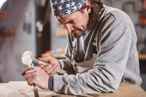 Carpenter working on a old wood in a retro vintage workshop. — Stock Photo, Image