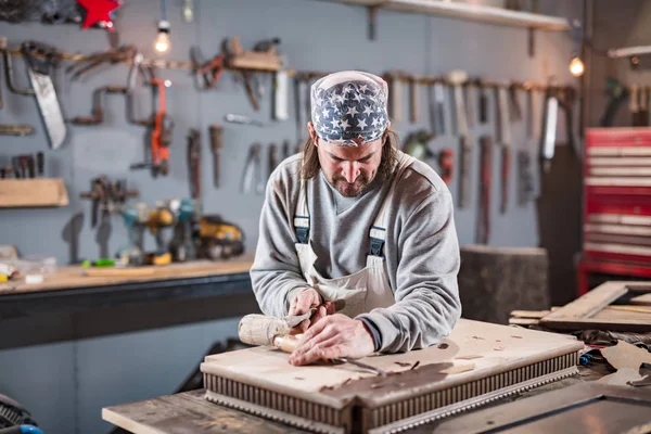 Carpenter working on a old wood in a retro vintage workshop. — Stock Photo, Image