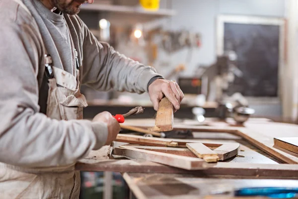 Carpintero trabajando en una madera vieja en un taller retro vintage . — Foto de Stock