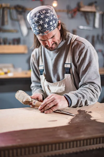 Carpintero trabajando en una madera vieja en un taller retro vintage . —  Fotos de Stock