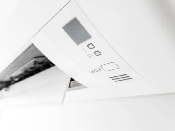 Moderní klimatizační jednotka na bílé stěně uvnitř obývacího pokoje — Stock fotografie