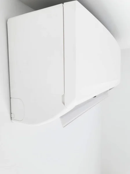 거실 안에 있는 흰 벽 위에 있는 현대식 공기 상태 장치 — 스톡 사진