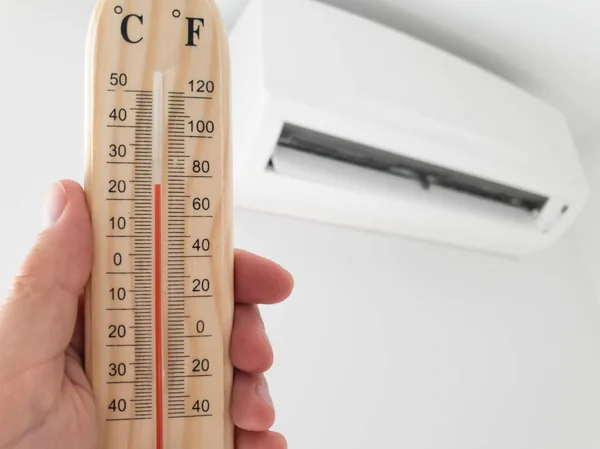 Termometru și măsurarea temperaturii cu aer condiționat modern — Fotografie, imagine de stoc