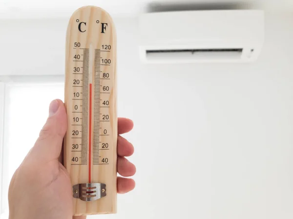 Termómetro y medición de temperatura con aire acondicionado moderno — Foto de Stock