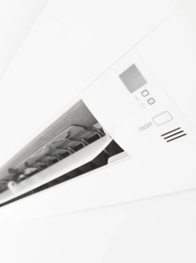 Modern havalandırma ünitesi oturma odasının içinde beyaz bir duvarda.